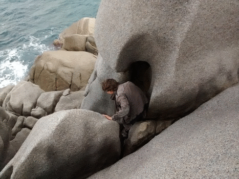 Gif qui montre Félicien visitant un gros rocher